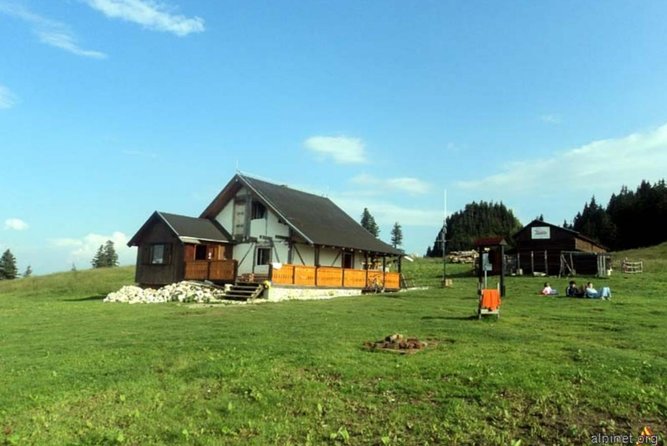 1 day CARPATHIAN PEAKS & CHALETS hike - Stop 2: Zărnesti Gorges (Prapastiile Zărnestiului) on foot