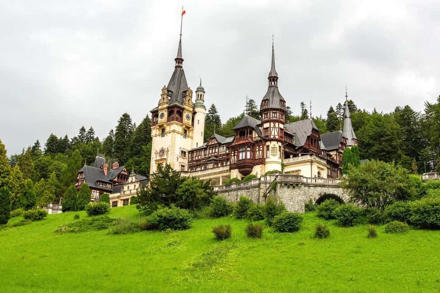 1-Day Guided Tour: Bucharest-Peles, Dracula Castle & Brasov - What to wear and pack so the day feels easy