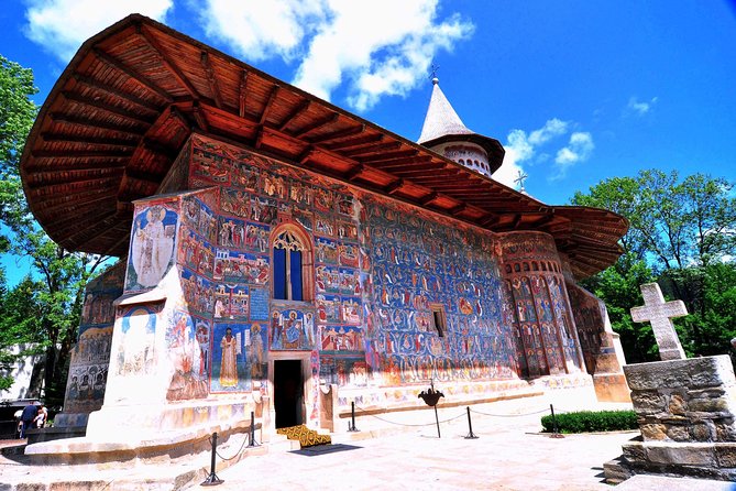 6 Days Transylvania and Bukovina Small Group Tour from Bucharest - Targu Mures and Bistrita: baroque streets and a church with two styles