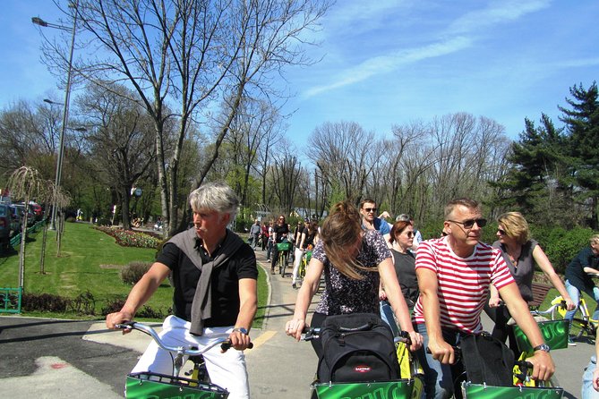 Bucarest à vélo - House of the Free Press: communist architecture explained plainly