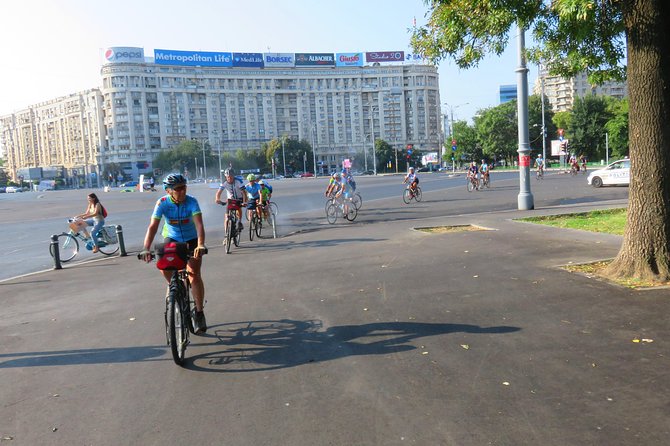 Bucarest à vélo - Palace of Parliament: huge scale, and why the context matters