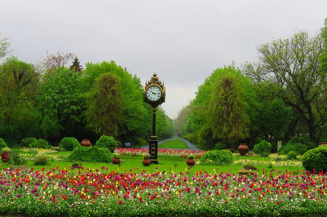 Bucarest à vélo - Arcul de Triumf and the monarchy-to-World War I story