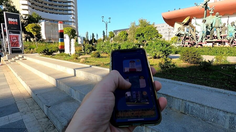 Bucharest 1989 Revolution Walking Tour with Smartphone App - The smartphone app: your main tool, your main responsibility