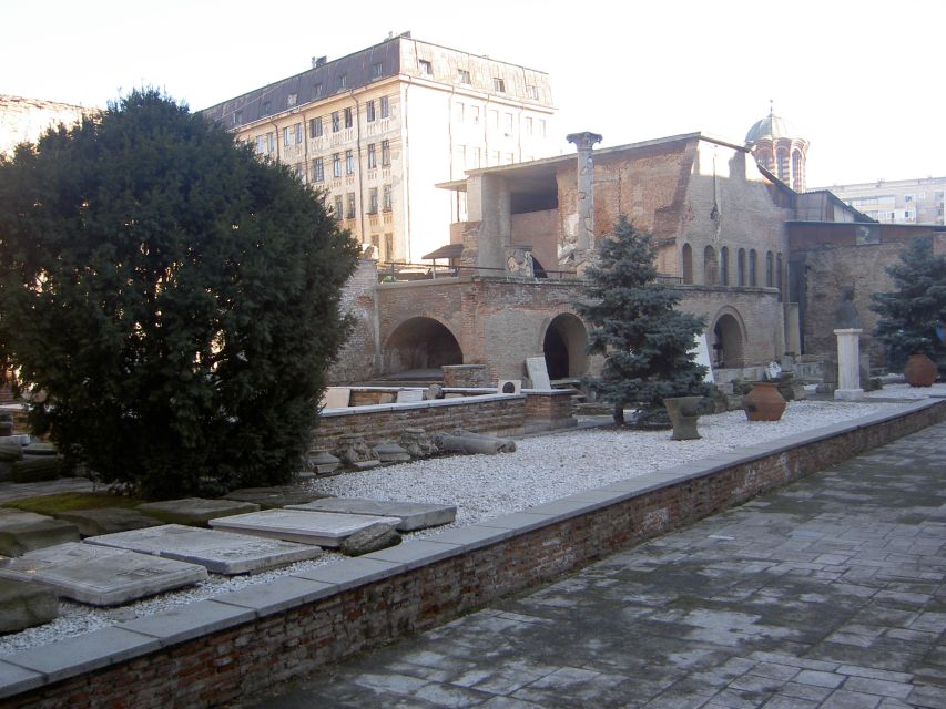 Bucharest: City Highlights Guided Walking Tour - Cismigiu Gardens and Bucharest City Hall: the calm break that resets the whole route