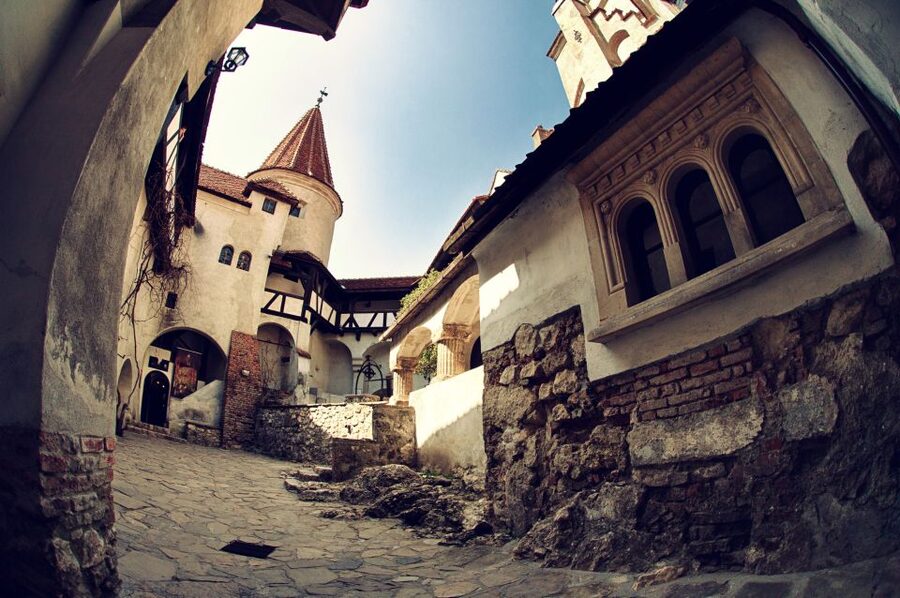 Bucharest: Dracula Castle, Peles Castle & Brasov Guided Tour - Bucharest to Transylvania: how the full day really feels