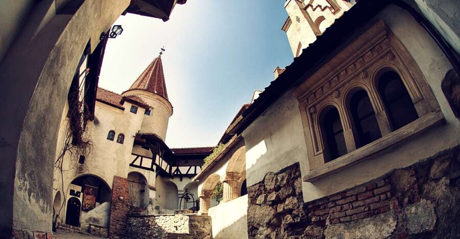 Bucharest: Dracula Castle, Peles Castle & Brasov Guided Tour - Peleș Castle in Sinaia: Neo-Renaissance beauty with guided context