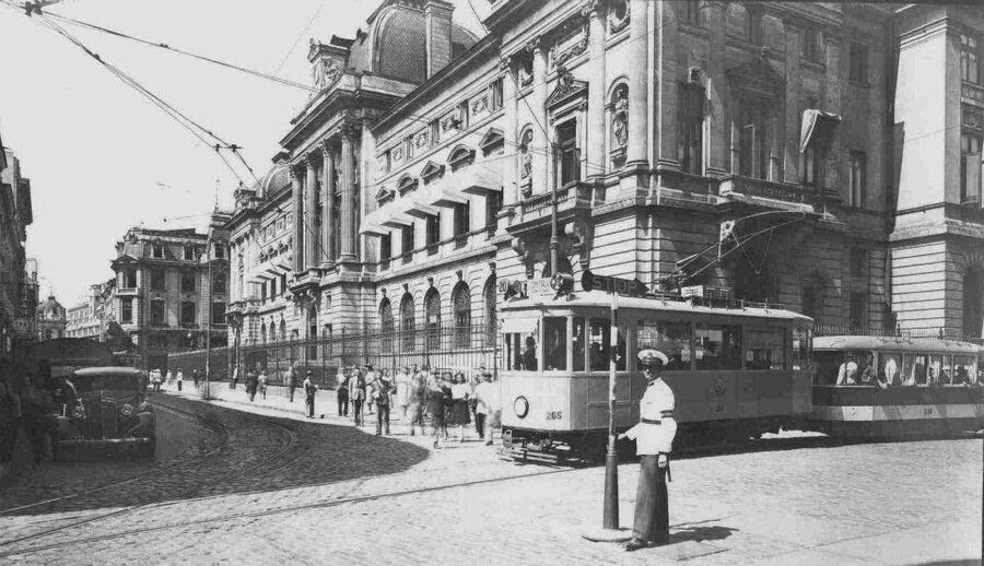 Bucharest: Half Day Bike Tour - Victoria Boulevard and Little Paris, where the architecture tells its own story