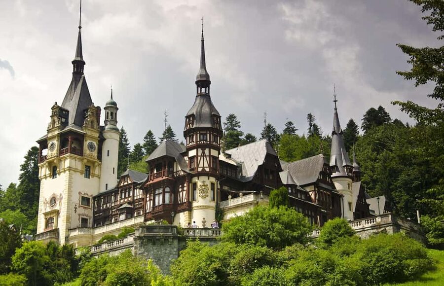 Bucharest: Peles Castle, Bran Castle & Brașov Day Tour - Bran Castle and Dracula Lore: Myth Meets a Medieval Fortress