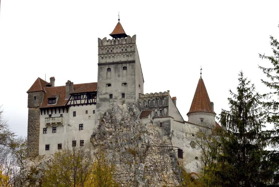 Bucharest: Peles Castle, Bran Castle & Brașov Day Tour - Brașov Walking Tour and the Black Gothic Church