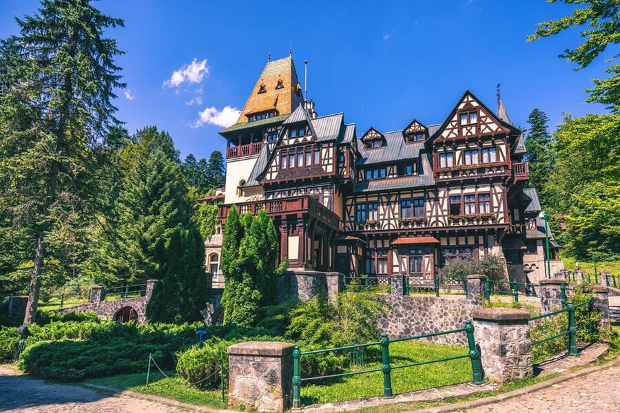 Bucharest: Peles Castle, Bran Castle, & Brasov Full-Day Tour - Peleș Castle in Sinaia: Royal Rooms, Gardens, and Perfect Photo Angles