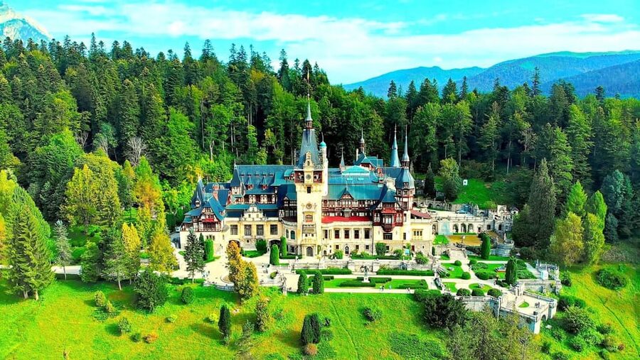 Bucharest: Peles Castle, Bran Castle, & Brasov Old Town Tour - The Stops Between Castles: Transylvania Views and a Wallachia Break