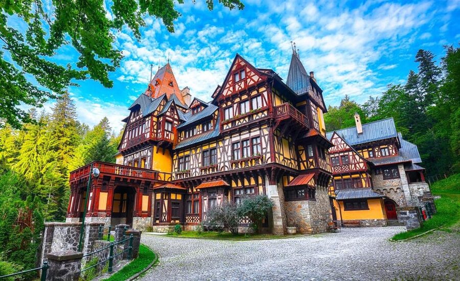 Bucharest: Peles Castle, Bran Castle, & Brasov Old Town Tour - Sinaia and Peleș Castle: Royal Interiors and Weapon Collections