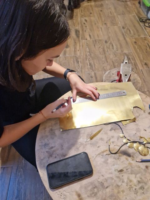 Bucharest: Real Roma Community - Crafting Workshop - Entering the real workshop with a Roma maestro