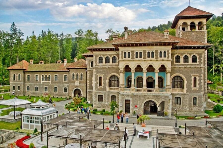 Bucharest : Wednesday, Dracula & Peles 3 Castles Tour 1 Day - The Guide and Audio Setup: What Works Best in Practice