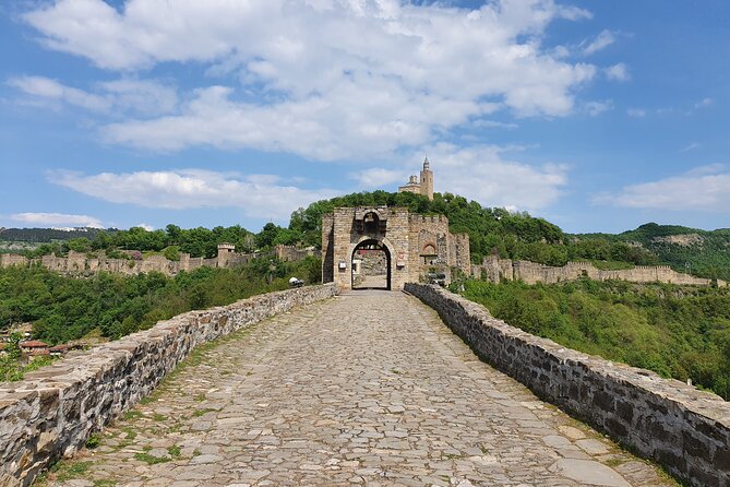 Bulgaria Day Trip - Private Tour from Bucharest - Veliko Tarnavo & Arbanasi - Veliko Tarnavo on foot: Tsarevets and the medieval streets