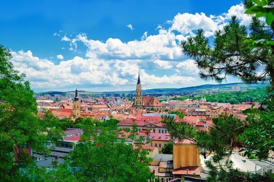 Cluj : Must-See Attractions Walking Tour - St. Michael’s Church, Cluj-Napoca: the façade and its royal statue