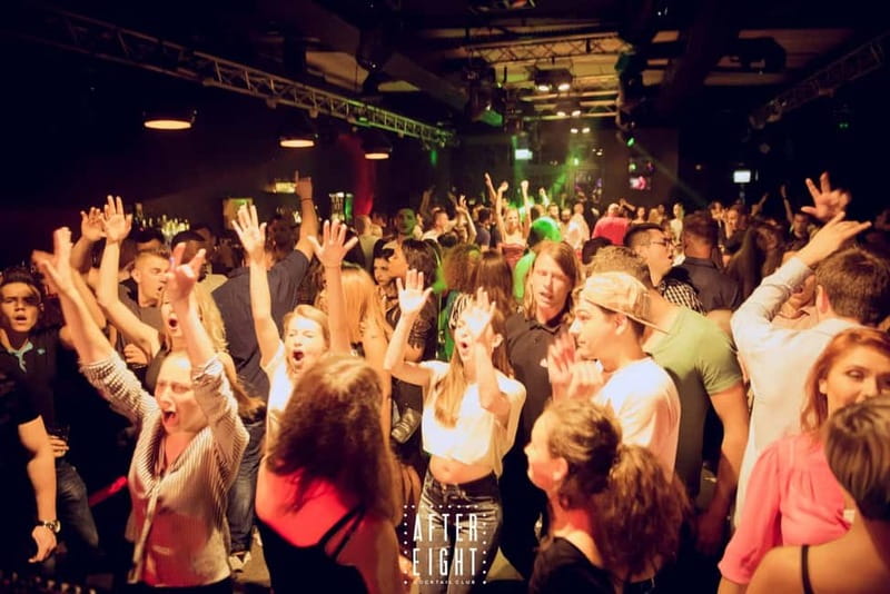 Cluj-Napoca: Weekend Pub Crawl - Starting in the right place: Piata Unirii nightlife mode