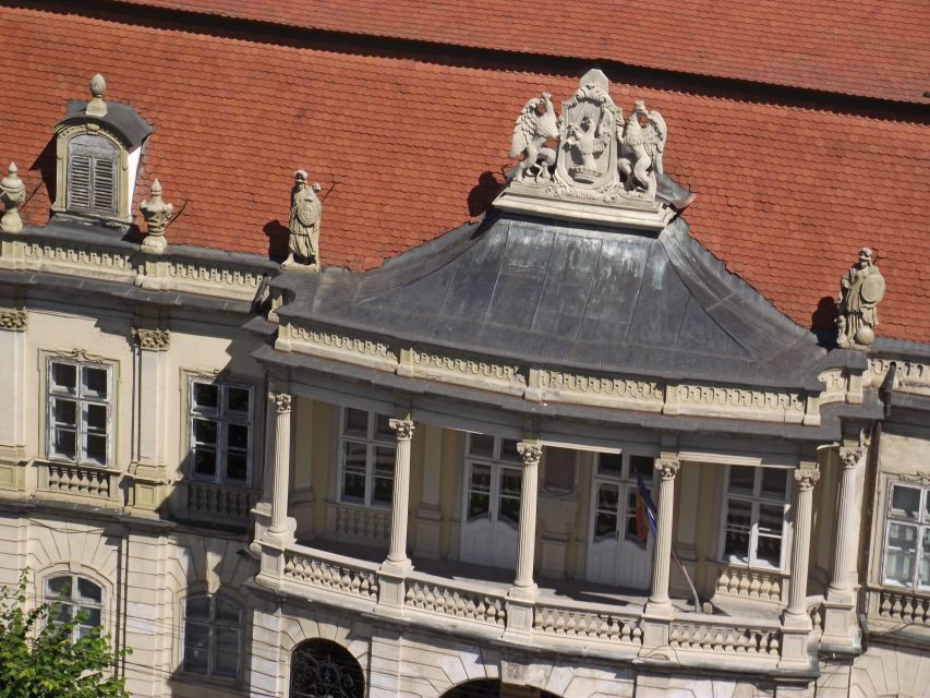 Cluj: Private City Walking Tour - Union Square and the Matthia Corvin Statue story cue