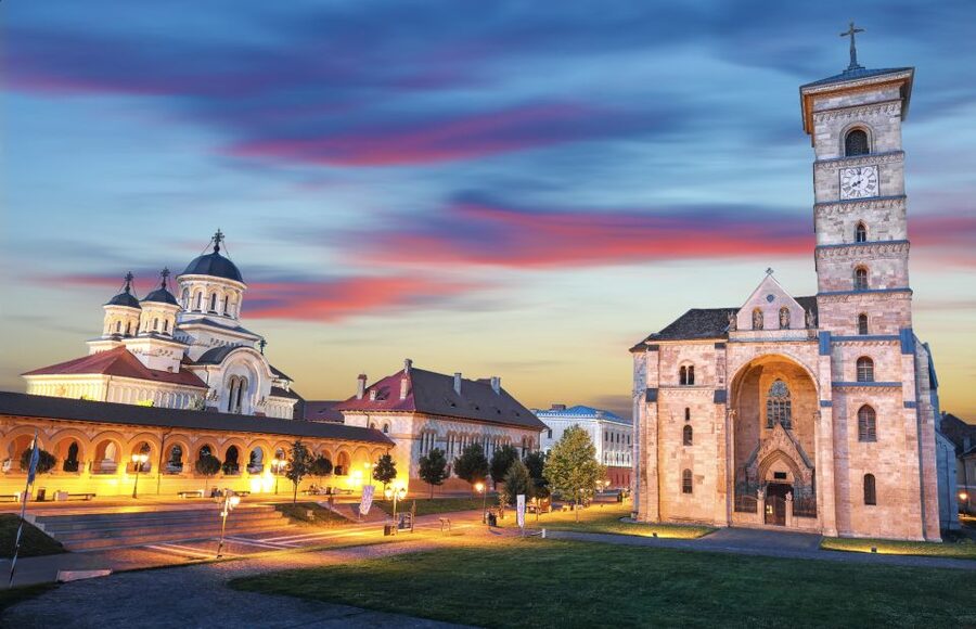 Cluj: Turda Salt Mine, Corvin Castle, Alba Carolina Tour - Lunch around Hunedoara: plan for it to be on your own