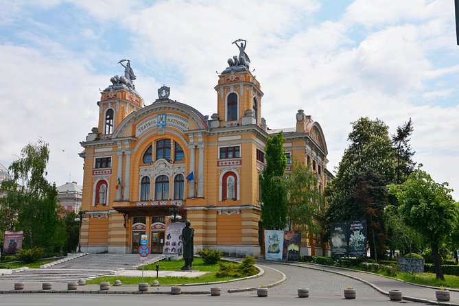Cluj - walking city tour - Start at Museum Square: Carolina Obelisk and Franciscan details