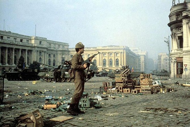 Communism Investigation Private Tour - Tomb of the Unknown Soldier: Socialist Heroes in a Short Stop