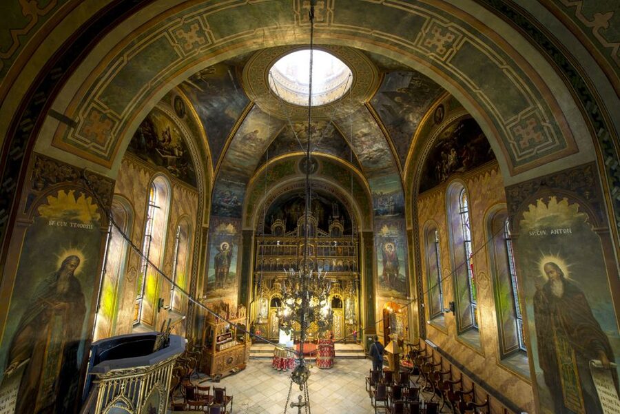 Eastern Orthodox Church Art in Bucharest - Meeting in front of the Anton icon shop, then stepping into Saint Anton Church