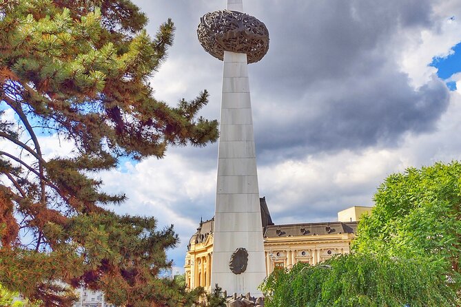 Footprints of Bucharest: History, Communism & Urban Tales - Central libraries and the royal side: two different ways power shows up