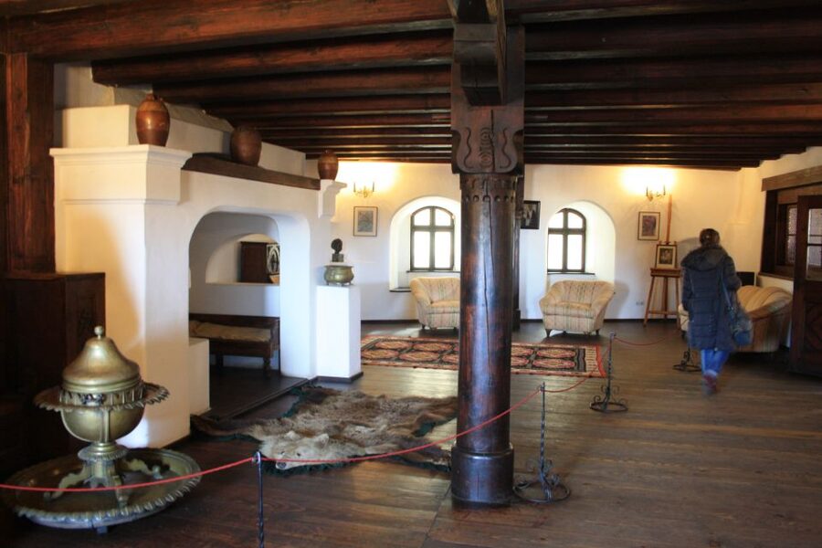 From Bucharest: Bear Sanctuary and Dracula Castle Day Tour - The small group, the drive, and why it feels calmer