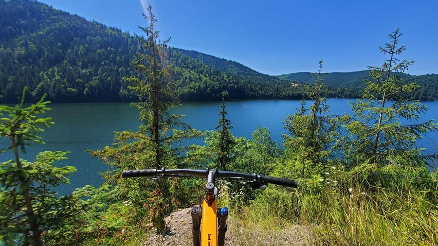 From Cluj: Mountain Bike around Lake Dragan - The lake turnaround: shore views and Vladeasa peak