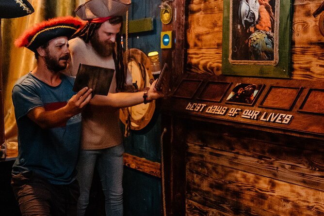 Legend of Skull Island Immersive Escape Room Experience - Meeting Captain Skag: the welcome, photo moment, and team setup