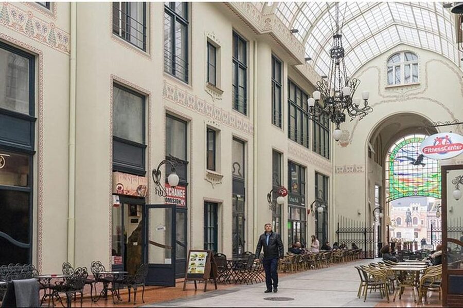Oradea city tour - Starting at Piața Unirii: getting your bearings fast