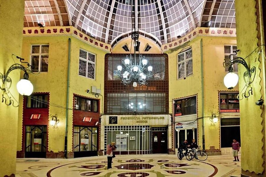 Oradea city tour - Catedrala Adormirea Maicii Domnului: when the guide links styles to place
