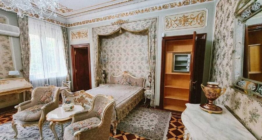 Palace of the Parliament, Village Museum & Ceaușescu Mansion - Ceaușescu Mansion in Primăverii: gold bathrooms and the elite retreat