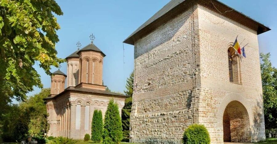 Private Tour from Bucharest to Dracula's tomb and Mogosoaia - Walking the monastery visit: what your 1-hour stop is really for
