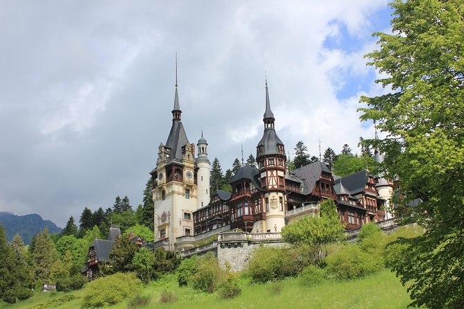 Tour of the 3 Castles: Bran, Rasnov and Peles in Spanish (native Spanish guide). - A 7-hour Spanish-guided circuit of Bran, Rasnov, and Peles