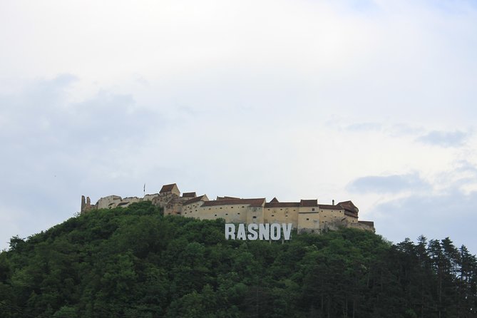 Tour of the 3 Castles: Bran, Rasnov and Peles in Spanish (native Spanish guide). - Bran Castle: Gothic architecture on a 60-meter-high crag
