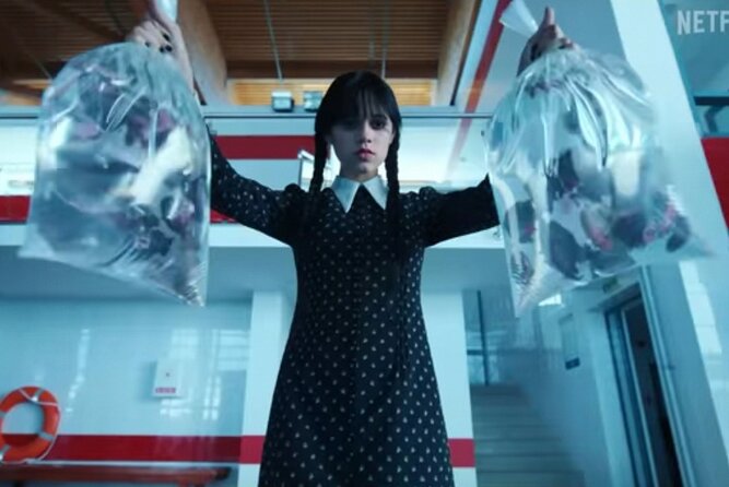 Wednesday Adams Family - Visit 6 filming locations, Private tour - Getting from stop to stop: vehicle comfort and pacing